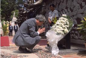 Koizumi visits Cambodia monument to slain Japanese volunteer